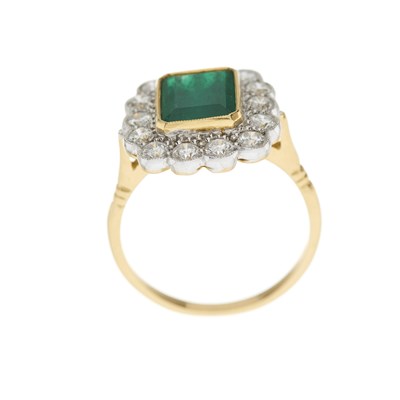 Lot 66 - An emerald and brilliant-cut diamond cluster ring