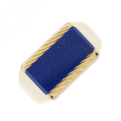 Lot 160 - A lapis lazuli signet ring
