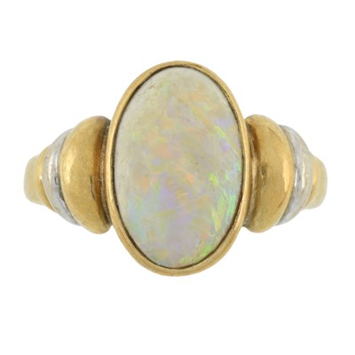 Lot 568 - An opal single stone ring