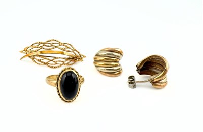 Lot 361 - A 9ct gold ring, earrings and a brooch