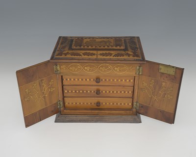 Lot 638 - A wooden jewellery box