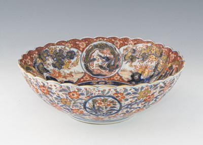 Lot 142 - A Japanese Imari bowl, Meiji, scalloped form,...