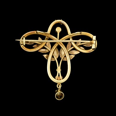 Lot 37 - An Art Nouveau gold split pearl foliate brooch