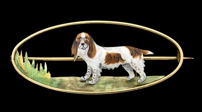 Lot 565 - An early 20th century gold enamel dog brooch