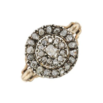 Lot 8 - A Georgian old-cut diamond cluster ring