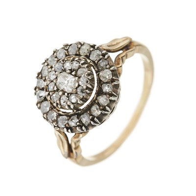 Lot 8 - A Georgian old-cut diamond cluster ring