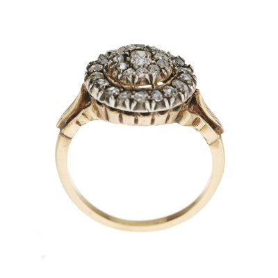 Lot 8 - A Georgian old-cut diamond cluster ring