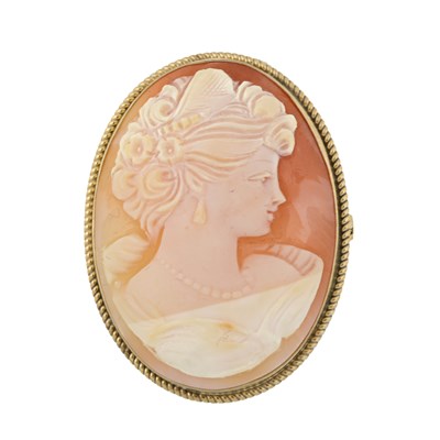 Lot 548 - A 9ct gold shell cameo brooch