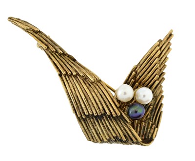 Lot 547 - A 9ct gold cultured pearl abstract brooch