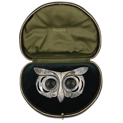 Lot 80 - An owl buckle, with black paste eye detail, Tadema Gallery fitted case