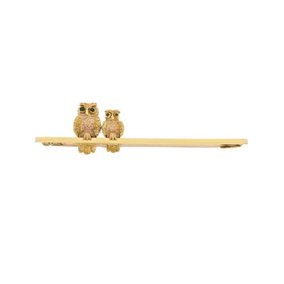 Lot 78 - An early 20th century bi-colour 15ct gold owl bar brooch, with green gem eye detail