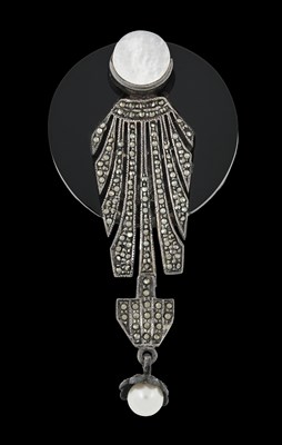 Lot 77 - An Art Deco marcasite, onyx and pearl brooch