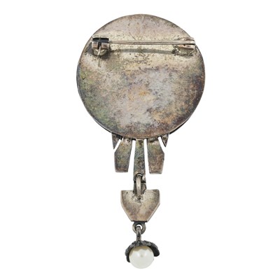 Lot 77 - An Art Deco marcasite, onyx and pearl brooch