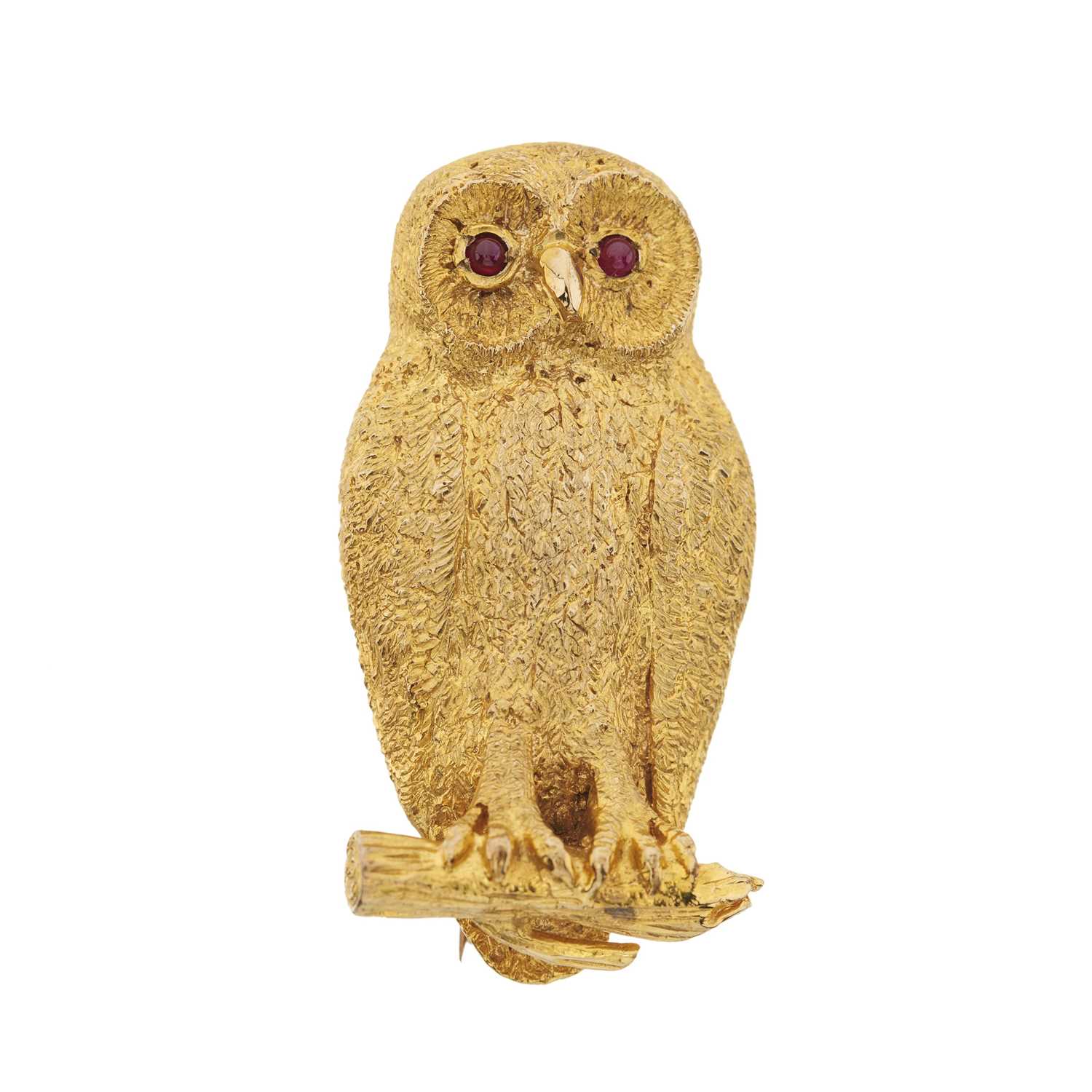 Lot 76 - A 9ct gold owl brooch, with ruby eye detail, Alabaster & Wilson