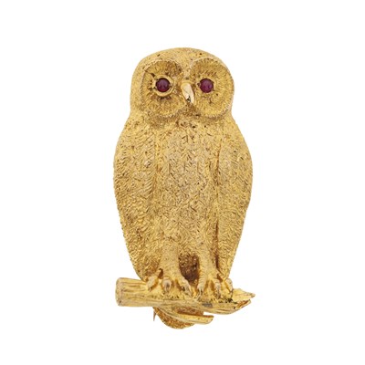 Lot 76 - A 9ct gold owl brooch, with ruby eye detail, Alabaster & Wilson