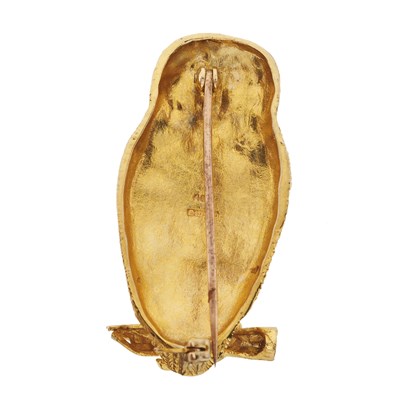 Lot 76 - A 9ct gold owl brooch, with ruby eye detail, Alabaster & Wilson