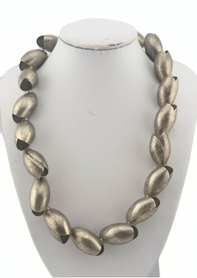 Lot 557 - A handmade stylised flower pod necklace