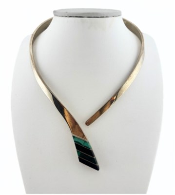 Lot 382 - A Mexican malachite and onyx panel hinged collar necklace