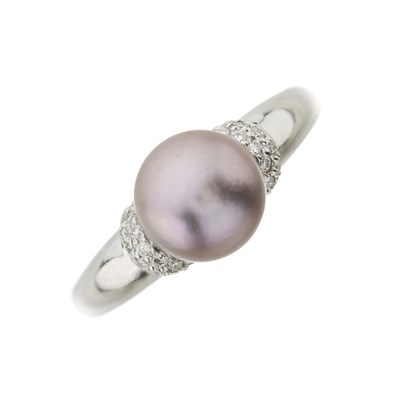 Lot 186 - An 18ct gold cultured pearl and brilliant-cut diamond ring
