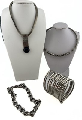 Lot 384 - Four items of white metal jewellery