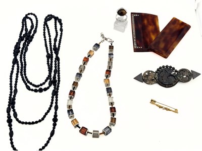 Lot 566 - A selection of costume jewellery