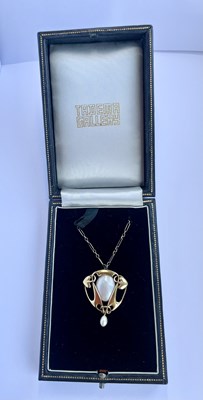 Lot 77 - Archibald Knox for Liberty, an Arts & Crafts gold blister pearl pendant necklace