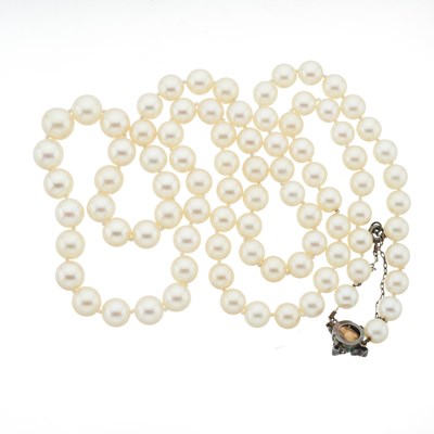 Lot 88 - A mid 20th century cultured pearl single strand necklace, with an emerald and old-cut diamond clasp