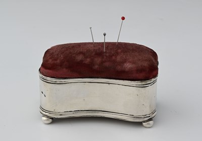 Lot 36 - An Edwardian silver combination ring box and...