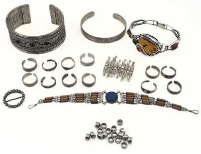 Lot 551 - A selection of silver and white metal jewellery