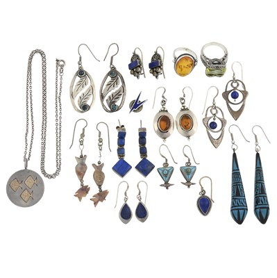 Lot 546 - A selection of silver and white metal jewellery