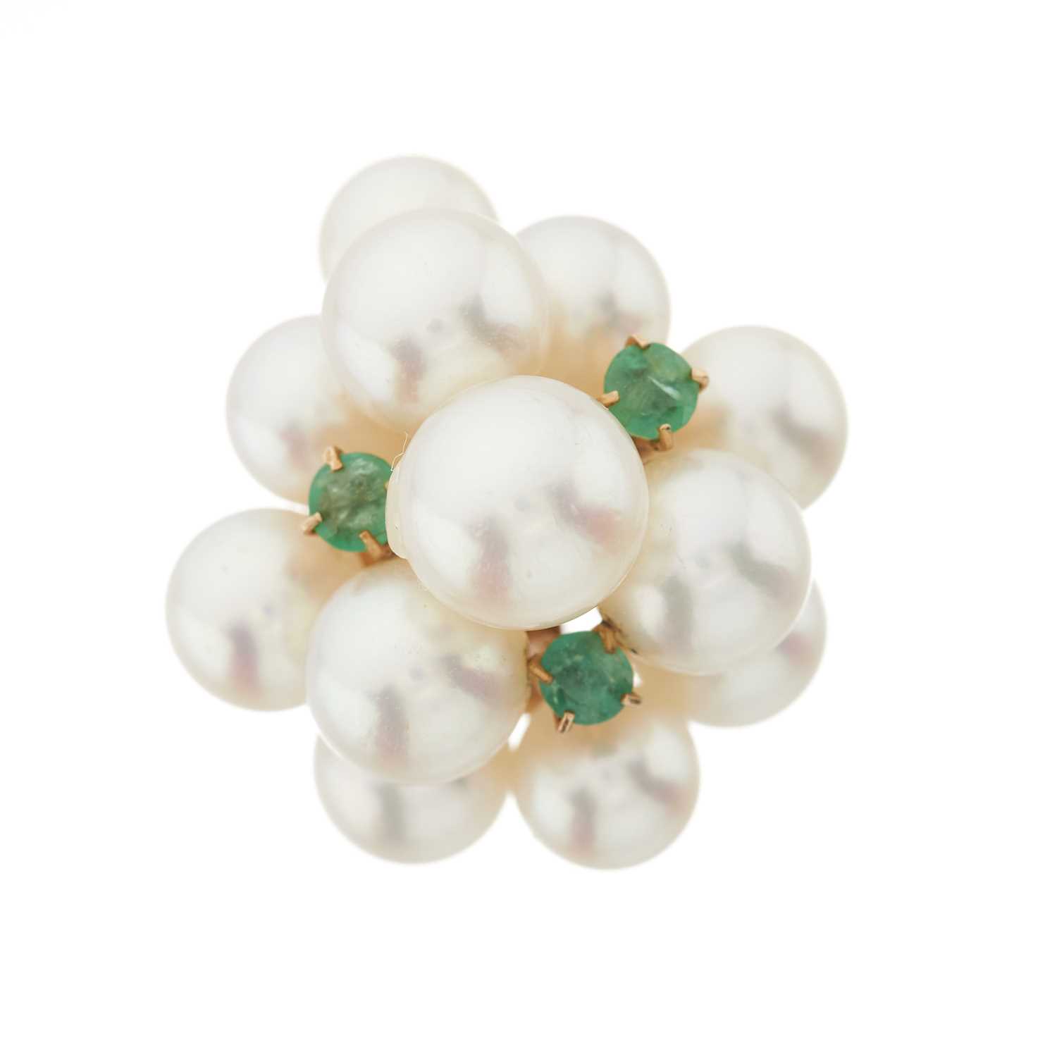 Lot 69 - A cultured pearl and emerald dress ring