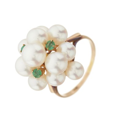 Lot 69 - A cultured pearl and emerald dress ring