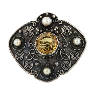 Lot 9 - An Arts & Crafts silver citrine and split pearl brooch, attributed to W. T. Blackband