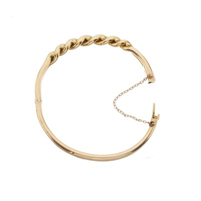 Lot 22 - An early 20th century 15ct gold twist and bead hinged bangle