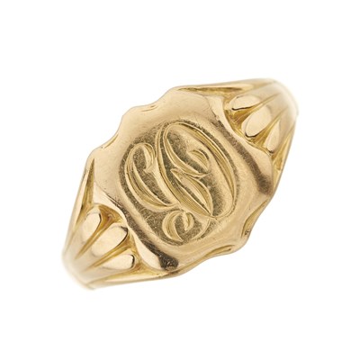 Lot 15 - An early 20th century 18ct gold shield signet ring