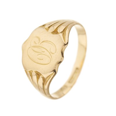 Lot 15 - An early 20th century 18ct gold shield signet ring