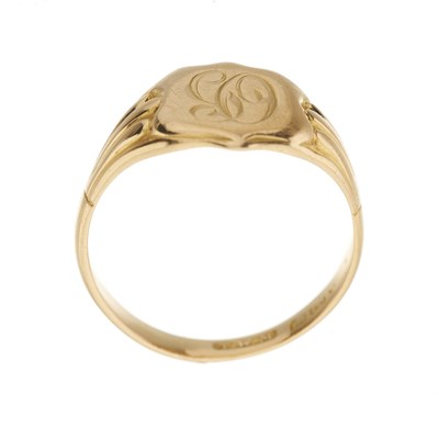 Lot 15 - An early 20th century 18ct gold shield signet ring