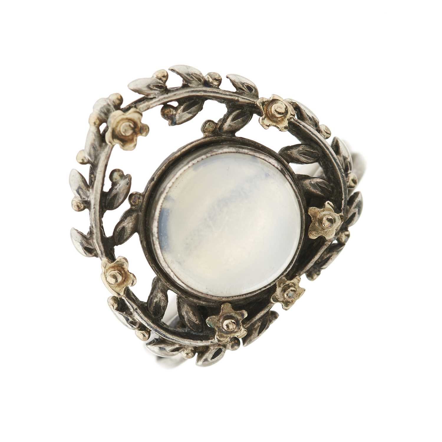 Lot 37 - An Arts & Crafts silver moonstone ring, attributed to Gaskin