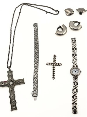 Lot 562 - A selection of white metal jewellery