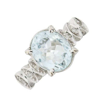 Lot 118 - An aquamarine and brilliant-cut diamond dress ring