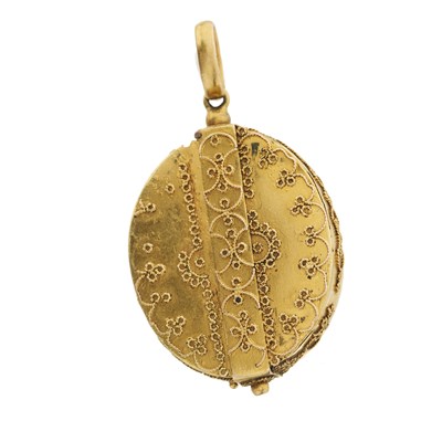 Lot 10 - A late Victorian gold cannetille Regard mourning locket pendant