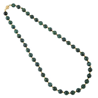 Lot 471 - A green headstone bead single-strand necklace