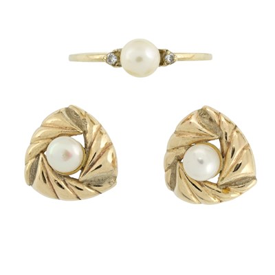 Lot 456 - A 9ct gold cultured pearl and diamond ring with 9ct gold pearl stud earrings