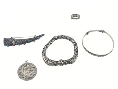 Lot 554 - A selection of Chinese jewellery (5)