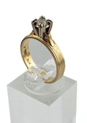 Lot 483 - An old-cut diamond single stone ring