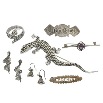Lot 530 - A selection of silver and white metal jewellery