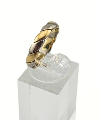 Lot 476 - An 18ct gold bi-colour twisted band ring