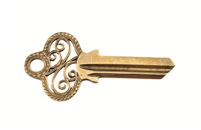 Lot 447 - A 9ct gold key pendant
