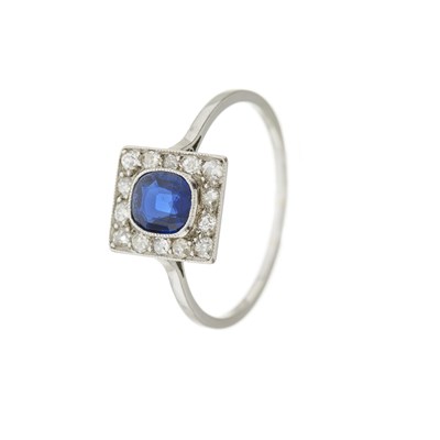 Lot 54 - An early 20th century platinum sapphire and old-cut diamond cluster ring