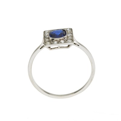 Lot 54 - An early 20th century platinum sapphire and old-cut diamond cluster ring